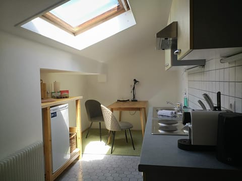 Kitchen or kitchenette, Dining area