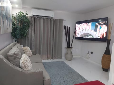 Communal lounge/ TV room, TV and multimedia, Living room, Seating area, Evening entertainment