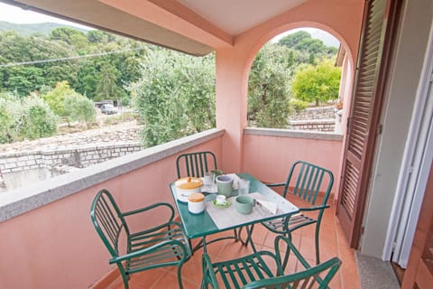 Patio, View (from property/room), Balcony/Terrace, Food and drinks, Dining area, Garden view