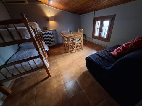 Hostal Casa Pirineus & Alquiler esquís Bed and Breakfast in Pallars Jussà