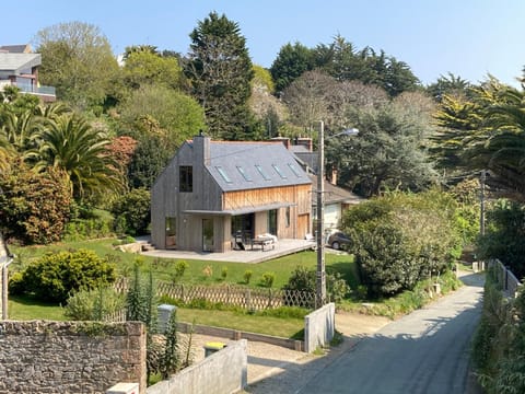 Property building, Day, Neighbourhood, Natural landscape, Garden, Garden, Garden view, Street view