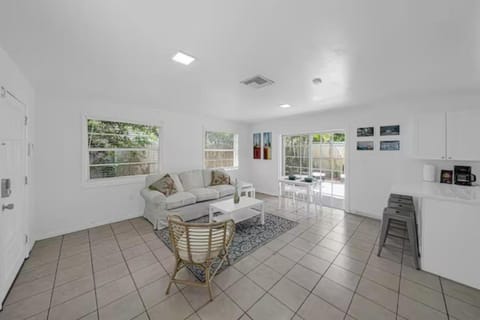 Spacious 2-2 in heart of Calle 8 - Family House in Coral Gables