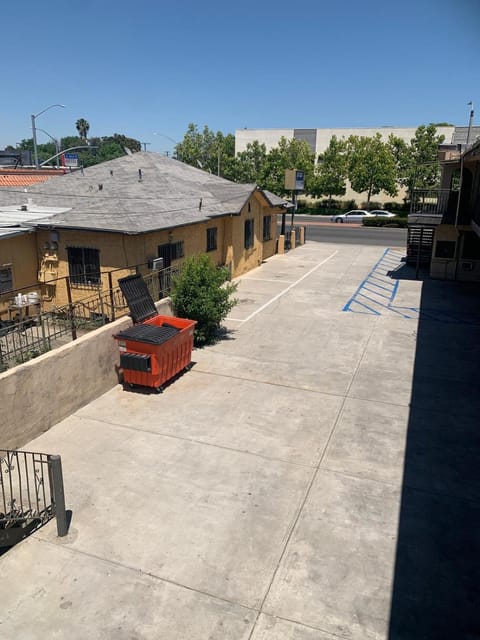 Property building, Day, Neighbourhood, Street view, Parking