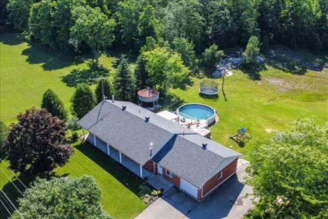 Cottage backing water Maison in Rideau Lakes