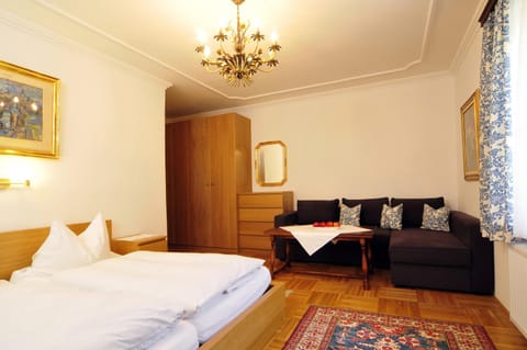 Bed, Seating area