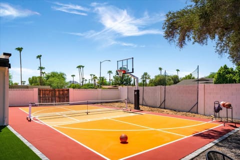 Pickleball Court~ Hot Tub & Pool~ Mini Golf~Games House in Scottsdale