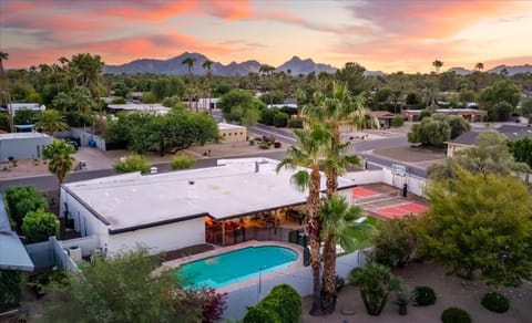 Pickleball Court~ Hot Tub & Pool~ Mini Golf~Games House in Scottsdale