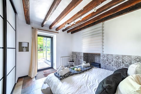 Ancien Corps de Ferme Jardin Jacuzzi 30 min Paris House in Île-de-France