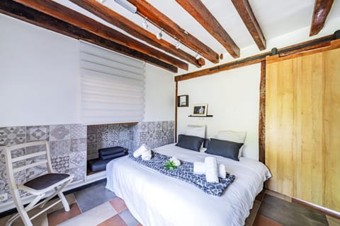 Ancien Corps de Ferme Jardin Jacuzzi 30 min Paris House in Île-de-France