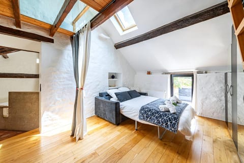 Ancien Corps de Ferme Jardin Jacuzzi 30 min Paris House in Île-de-France