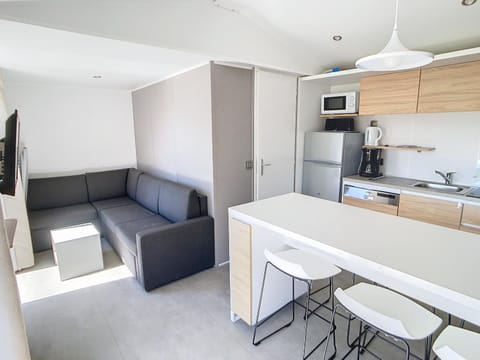 Mobil-home Grand Confort 2 Chambres, Proche Plage, 4 Pers., Piscine Chauffée, Parking, Wi-Fi Gratuit - FR-1-361A-86 House in Jullouville