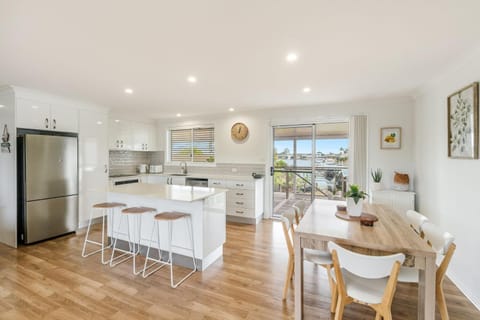 Sunset Waters - Waterfront with Pool Haus in Yamba