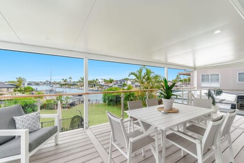 Sunset Waters - Waterfront with Pool Haus in Yamba