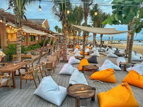 Restaurant/places to eat, Beach