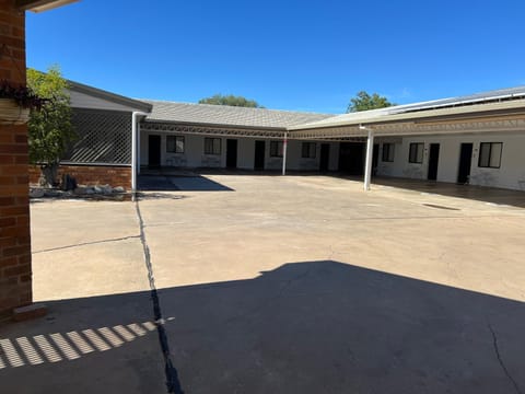 Abajaz Motel-Centrally Located-Shaded Parking Motel in Longreach