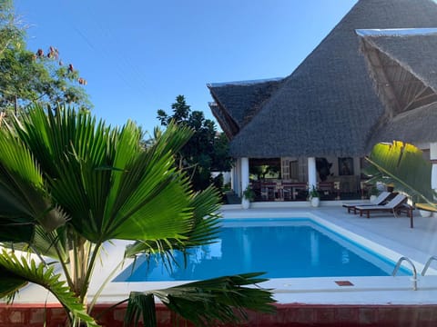 Property building, Day, Pool view, Swimming pool, sunbed