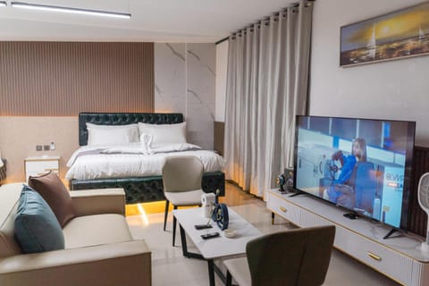 Bed, TV and multimedia, Photo of the whole room, Evening entertainment, Bedroom