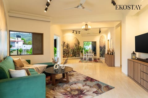 EKOSTAY - 8BHK La Flamingo Villa with Private Turf Villa in Lonavla