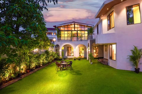 EKOSTAY - 8BHK La Flamingo Villa with Private Turf Villa in Lonavla