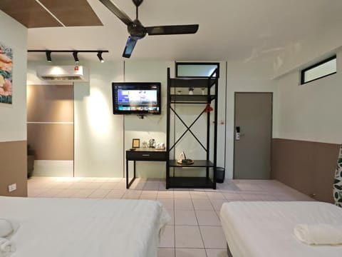 Communal lounge/ TV room, Bed, TV and multimedia, Photo of the whole room, Bedroom, bunk bed, air conditioner