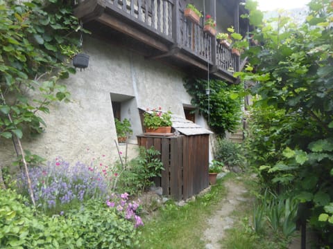 chambre d'hôte calme au milieu d'un jardin au Freney d'oisans Vacation rental in Les Deux Alpes