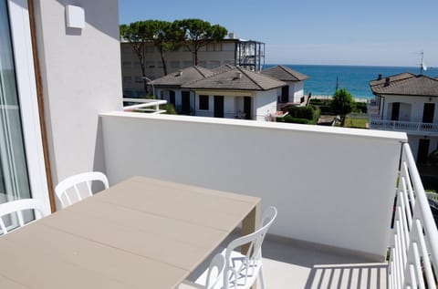 Day, Natural landscape, View (from property/room), Balcony/Terrace, Living room, Dining area, Sea view