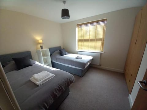 Comfortable and spacious 2 bedrooms Free parking Apartment in Nottingham