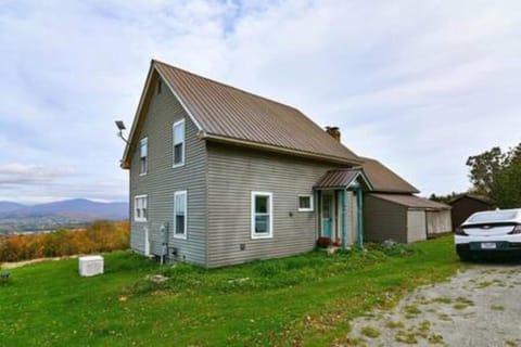 Farmhouse with Mountain Views Near Stowe and Smuggs House in Morristown