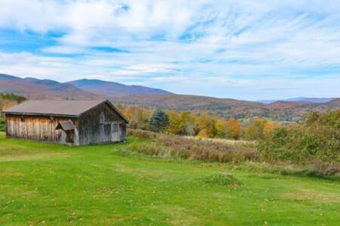 Farmhouse with Mountain Views Near Stowe and Smuggs House in Morristown