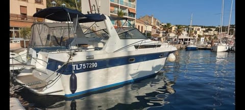 Superbe bateau de 10M Docked boat in La Seyne-sur-Mer