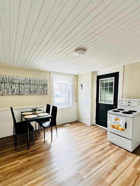 Kitchen or kitchenette, Dining area, oven, pet friendly, stove