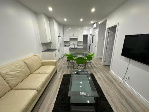 TV and multimedia, Kitchen or kitchenette, Living room, Seating area, Dining area