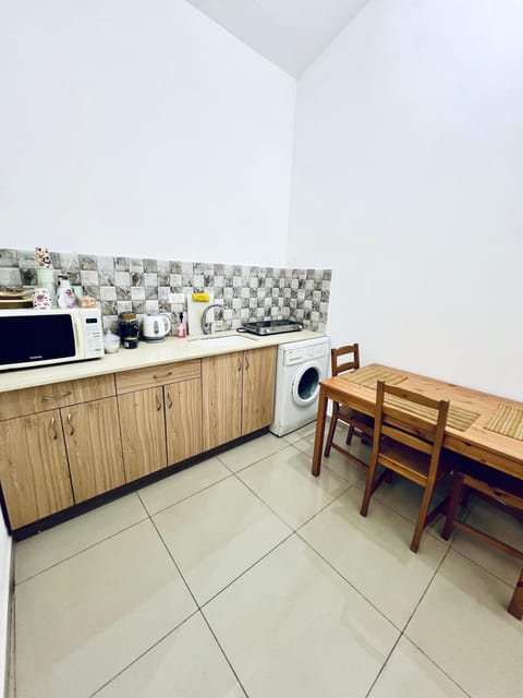 Kitchen or kitchenette, Dining area, stove