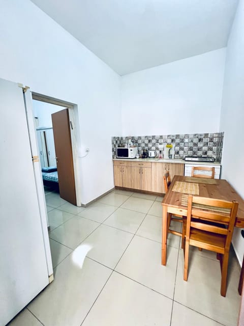 Kitchen or kitchenette, Dining area, stove