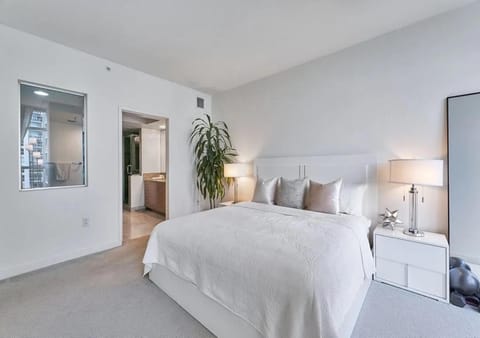 Stunning Two Bedrooms Unit Featuring Ocean and Marina Views Apartment in Marina del Rey