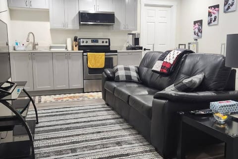 Cozy suite near Hospital, Stadium, Airport & RCMP House in Regina