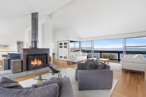 Seascape by Beach Stays House in Pittwater Council