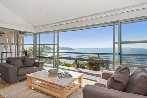 Seascape by Beach Stays House in Pittwater Council