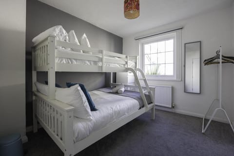 Bedroom, bunk bed