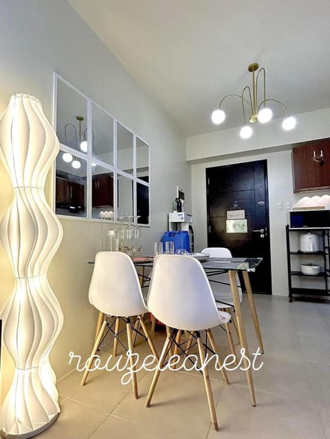 Rouzelea Nest Near NAIA MANILA Airport Wifi Netflix Hot Shower Kitchenette Appartement-Hotel in Las Pinas