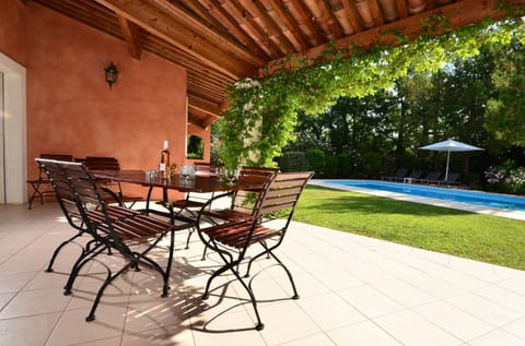 Patio, Seating area, Dining area, Garden view