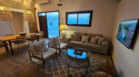 TV and multimedia, Living room, Seating area, Dining area, air conditioner