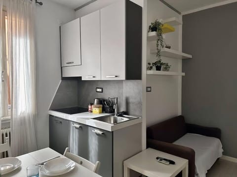 Kitchen or kitchenette, Living room, Seating area, Dining area, stove