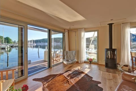 View (from property/room), Balcony/Terrace, Living room, Lake view, River view