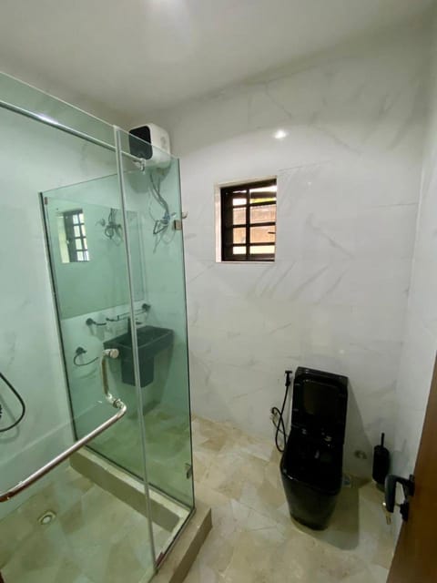 Luxury 2bed, 24hrs light, Netflix, WiFi in Gbagada Apartment in Lagos