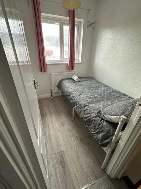 30 Min to STN & London House in Enfield