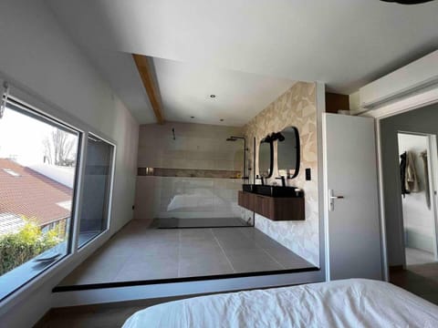 Photo of the whole room, Bedroom