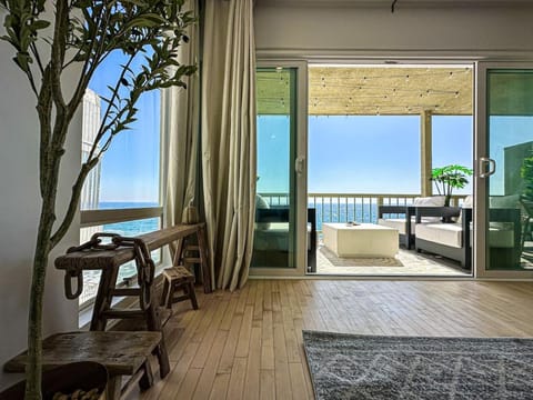 Patio, Natural landscape, View (from property/room), Balcony/Terrace, Living room, Seating area, Sea view