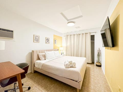 Bed, TV and multimedia, Photo of the whole room, Bedroom, towels, air conditioner