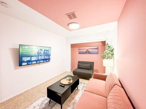 Communal lounge/ TV room, TV and multimedia, Living room, Seating area, Evening entertainment